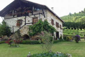 caserio vasco con piscina y barbacoa